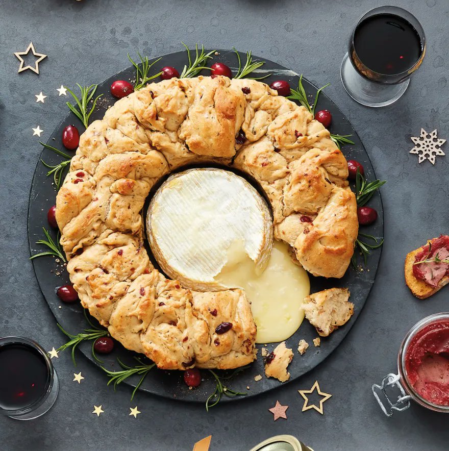 MeteorShopping's tweet photo. Gooey camembert and delicious tear and share bread from @AldiUK – do we need to say anymore?! Tag someone you'd like to share this with (and get it in store from November 26th!) 😍

#AldiAmazingChristmas #Christmas #Camembert #TreatYourself https://t.co/RlyOV5uVG2