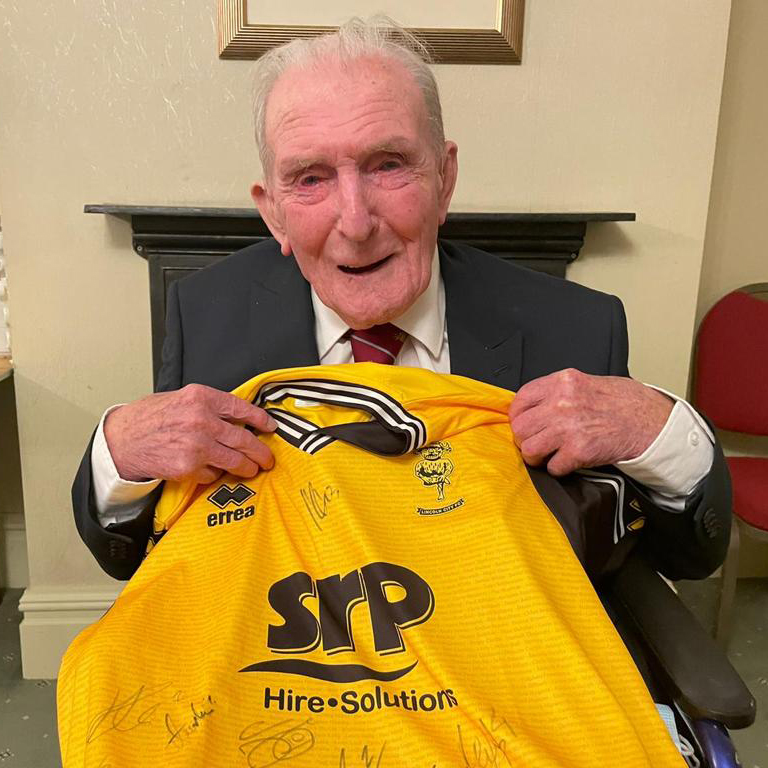 A true hero ❤️

Happy 100th birthday to last surviving British "Dam Buster", Squadron Leader George 'Johnny' Johnson 🥳

📸 <a href="/BBCRadioLincs/">BBC Lincolnshire</a> | #Dambuster100