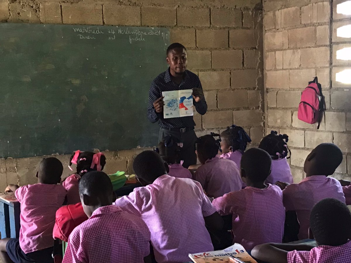 CiviqueEtmoral's tweet photo. Jodi Mèkredi 24 novanm 2021,mwen menm,mwen Pase nan Kèk lekol nan Komin Grand Gwav Pou  Nou Mobilisé lekol yo,Pou yo Aprann nan Liv @CiviqueEtmoral Èlèv yo te Kontan aprann kek bagay yo pat konnen de Peyi yo Kise Haïti 🇭🇹
Nou Se @CiviqueEtmoral 
Nou Vle Reviv Menm Liv Sa Ankor https://t.co/fc8GD2fWpI