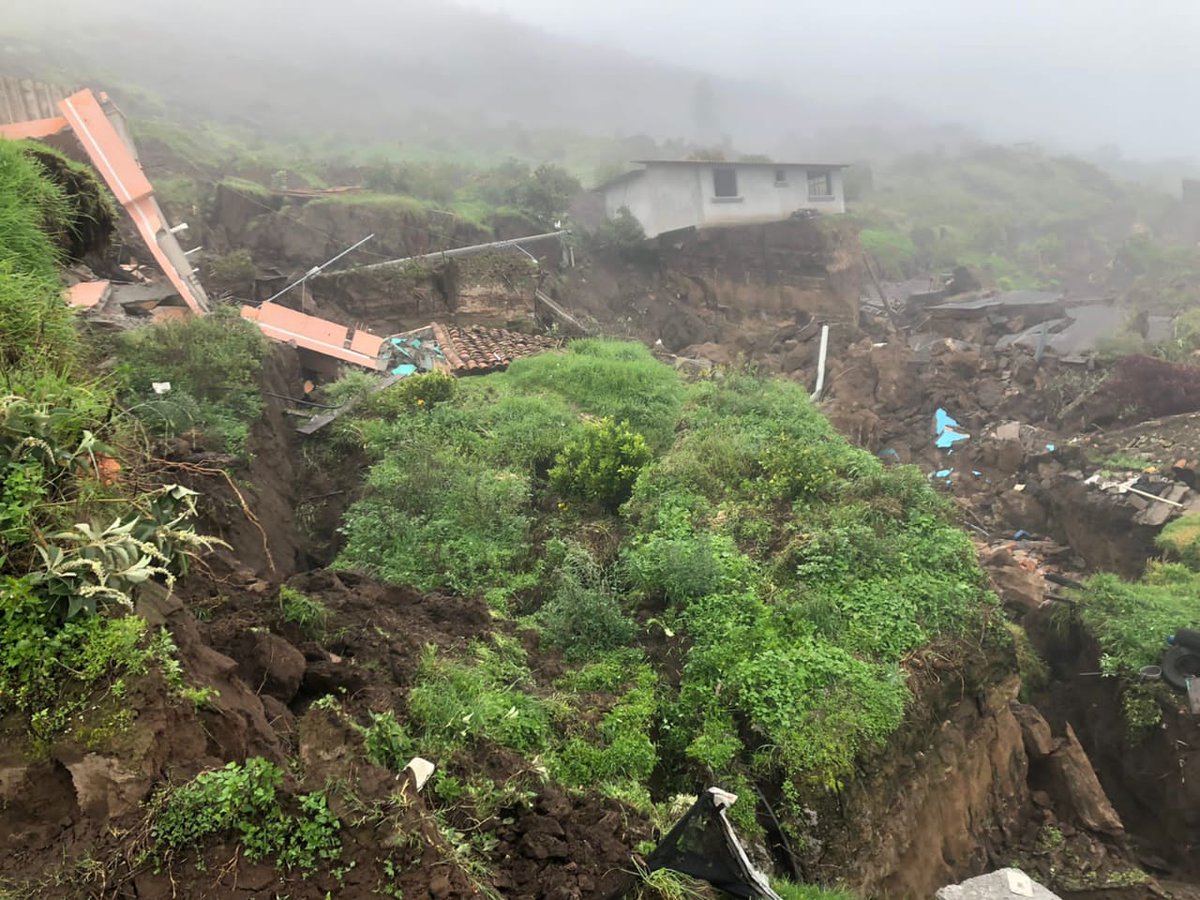 ecuavisa's tweet photo. 🔴URGENTE: Evacuan a decenas de familias tras masivo deslizamiento en la provincia de Imbabura. https://t.co/FwTAsMv3F4 https://t.co/xzxFHoJJKC