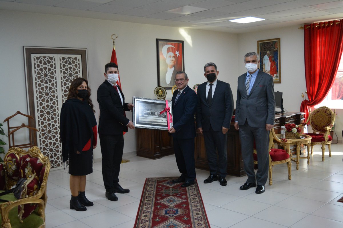 ERİŞ; ÖĞRETMENLER EN ÖNEMLİ DEĞERLERİMİZDİR
Menteşe Kaymakamı Mehmet Eriş, Öğretmenler günü nedeni ile Menteşe İlçe Millî Eğitim Müdürü İdris Kömürcü ve beraberinde Menteşe'de bulunan Okul yönetici ve öğretmenlerinden oluşan heyeti kabul etti.
<a href="/tcmuglavaliligi/">Muğla Valiliği</a>  <a href="/TC_icisleri/">T.C. İçişleri Bakanlığı</a>