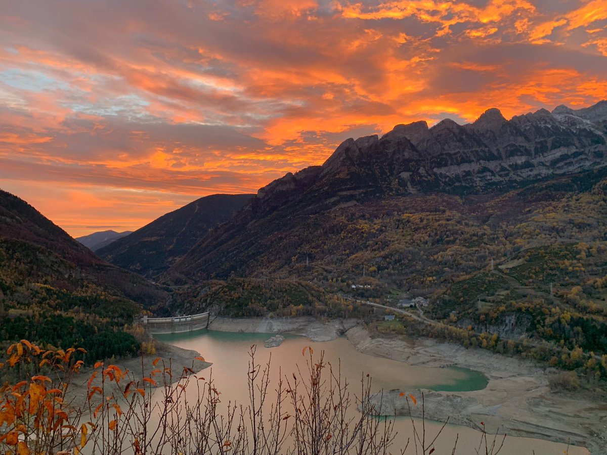 JMalo1972's tweet photo. Cualquier día es bueno para disfrutar de #atardeceres que nos dejen sin palabras 😍.
En esta estampa del Embalse de #Búbal vemos como el sol ☀️se resiste a esconderse tras la Sierra de la #partacua 🌄. https://t.co/rFb3a2K4OI
