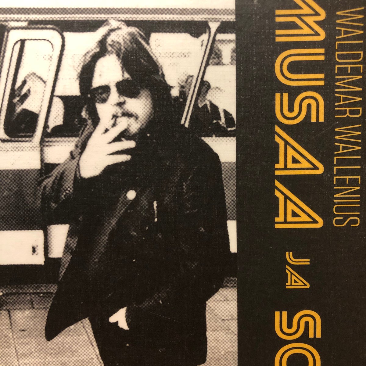 JarkkoSakari's tweet photo. Rest easy, Waldemar Wallenius. Iso musta, suuri sauhuaja, suomalaisen rokkijournalismin isä. #waldemarwallenius #mua #soundi #musaajasoundia #likekustannus #rock #rockjournalismi #rip https://t.co/Mk2tjRLMDd
