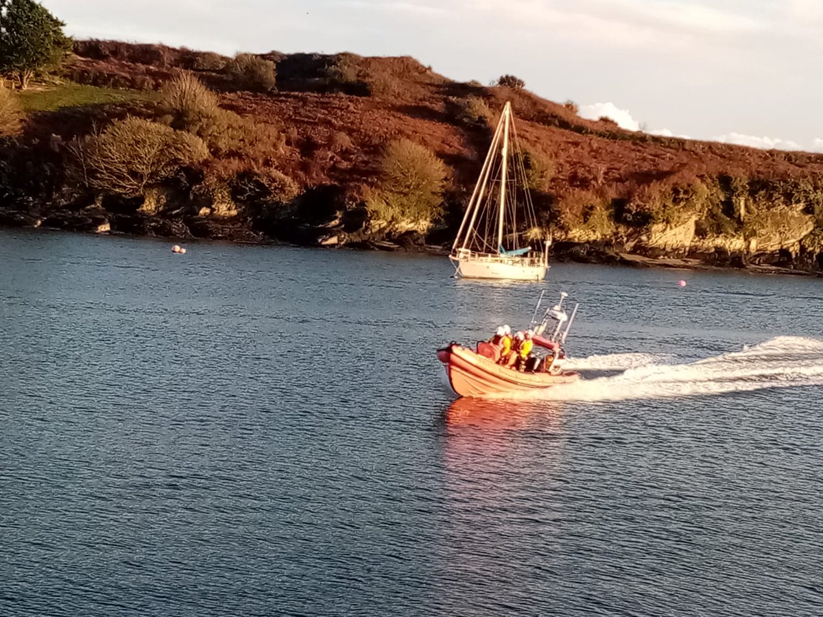 After last night's exercise, today was the real deal.  Miss Sally Anne Baggy II - Never Fear, Baggy's Here was tasked to assist a vessel that had lost power and was drifting towards the rocks.  All home now, safe and sound.  Beautiful result on a beautiful day 😎 #rnli #kinsale
