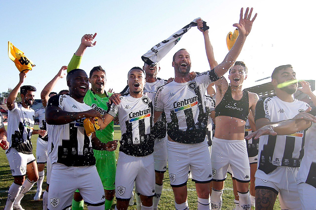 Atletas do Botafogo comemorando o título da Série B, conquistado na penúltima rodada do  | Foto: Vítor Silva/BFR