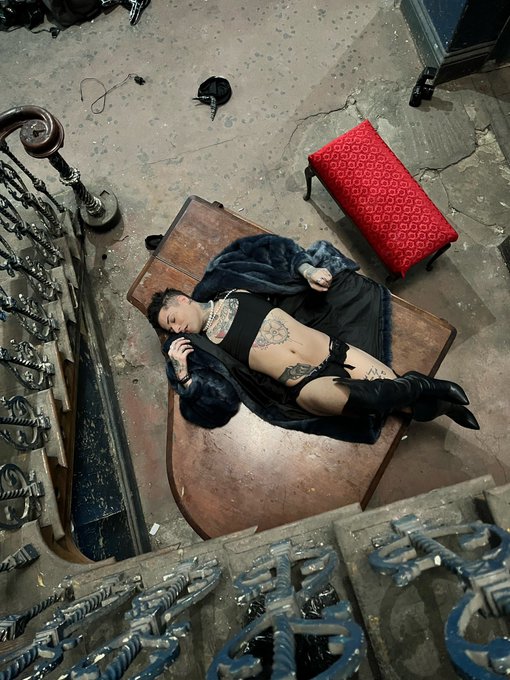 She fell https://t.co/stcss4TNtU