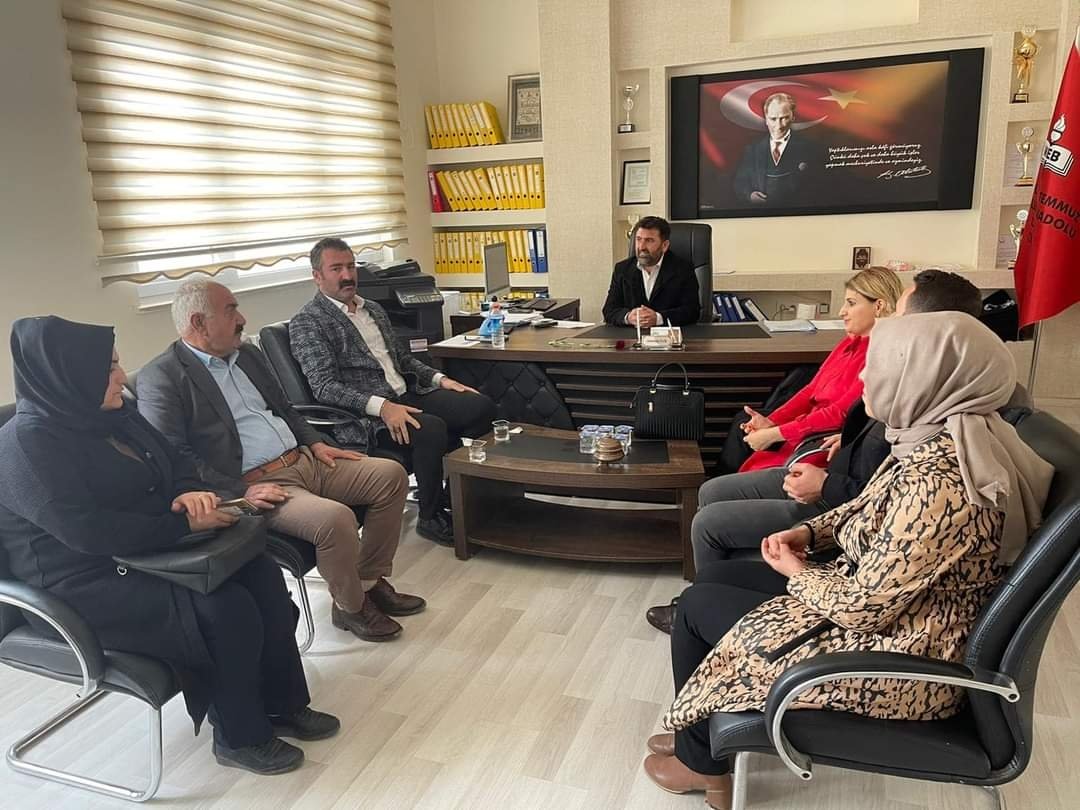 EyupSuba2's tweet photo. BİSMİL İlçe Başkanımız Sn.Veysel  YAĞMUR ,Kıymetli Eşi Sn.Selda YAĞMUR, 15 Temmuz Şehitleri Anadolu Lisesinde dünyanın en kıymetli öğretmenlerimizin 24 Kasım Öğretmenler Gününü kutladık.
@MahsumMelikoglu
@eyupkadirinan 
@mucahidsuleyman https://t.co/OooDe4CcG9