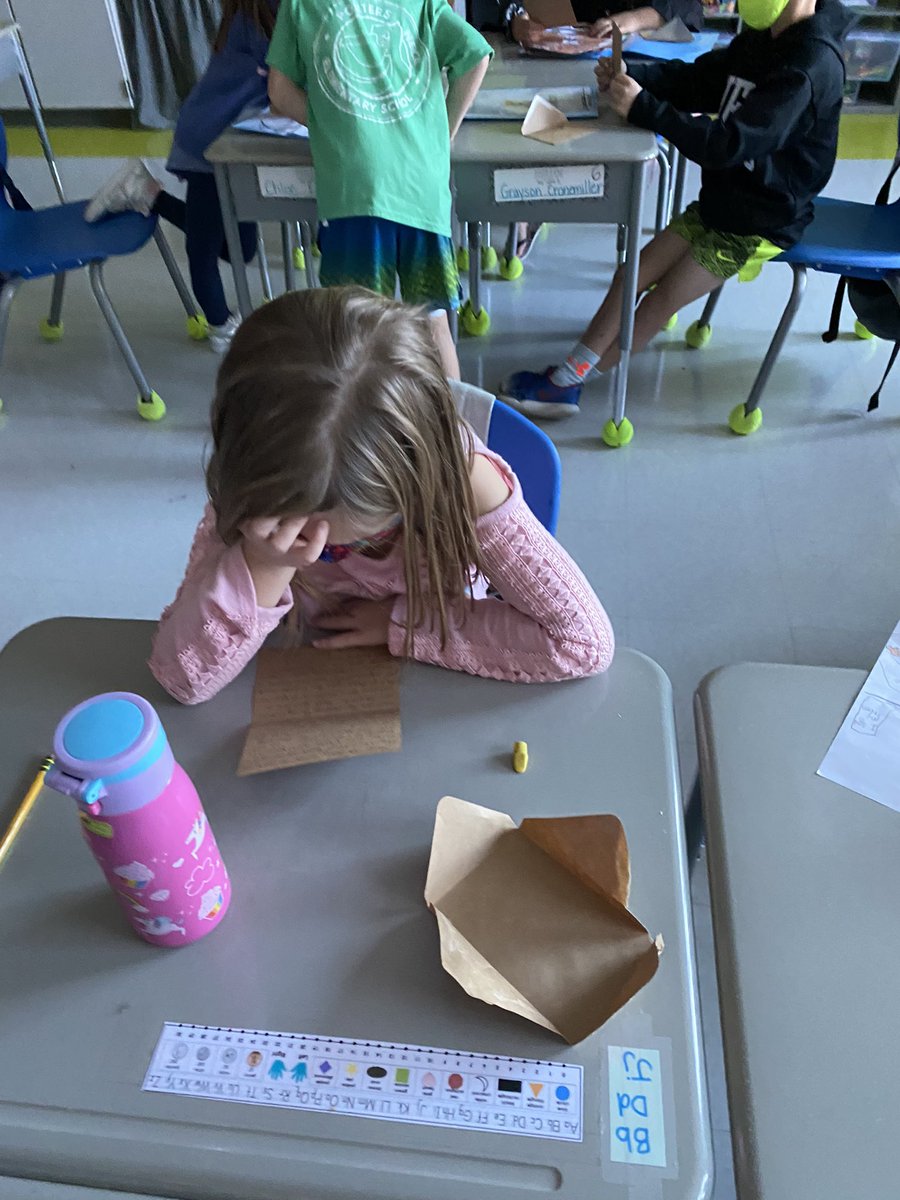 CatherineFox5's tweet photo. The tables were turned! Ss received gratitude letters from their families and never have they been such determined readers! @PortersNeck @paul_slovik https://t.co/EkXXItwG1R