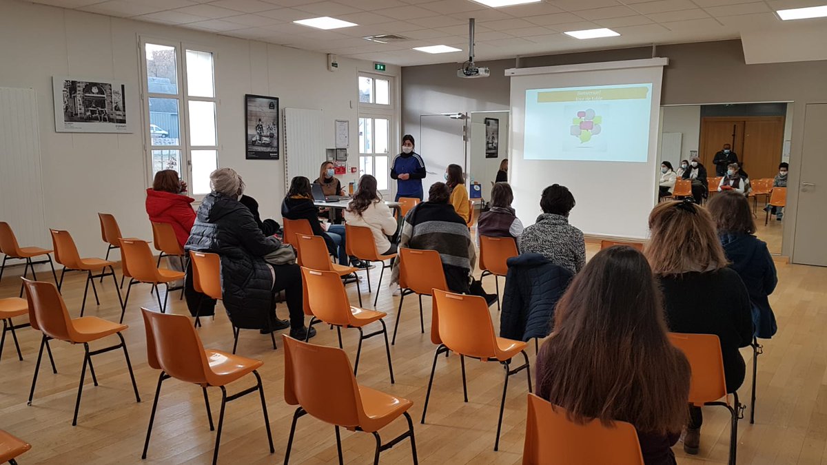 SebastienDarner's tweet photo. #Recrutement au féminin avec  #poleemploi Joué-les-Tours !
A ⬅️ presentation du métier assistante maternelle pour les communes du val de l'Indre.
A ➡️ présentation par 8 femmes dirigeantes des métiers du #bâtiment, en partenariat avec la @FFBatiment.
@poleemploi_RCVL https://t.co/7PuJR14jVQ