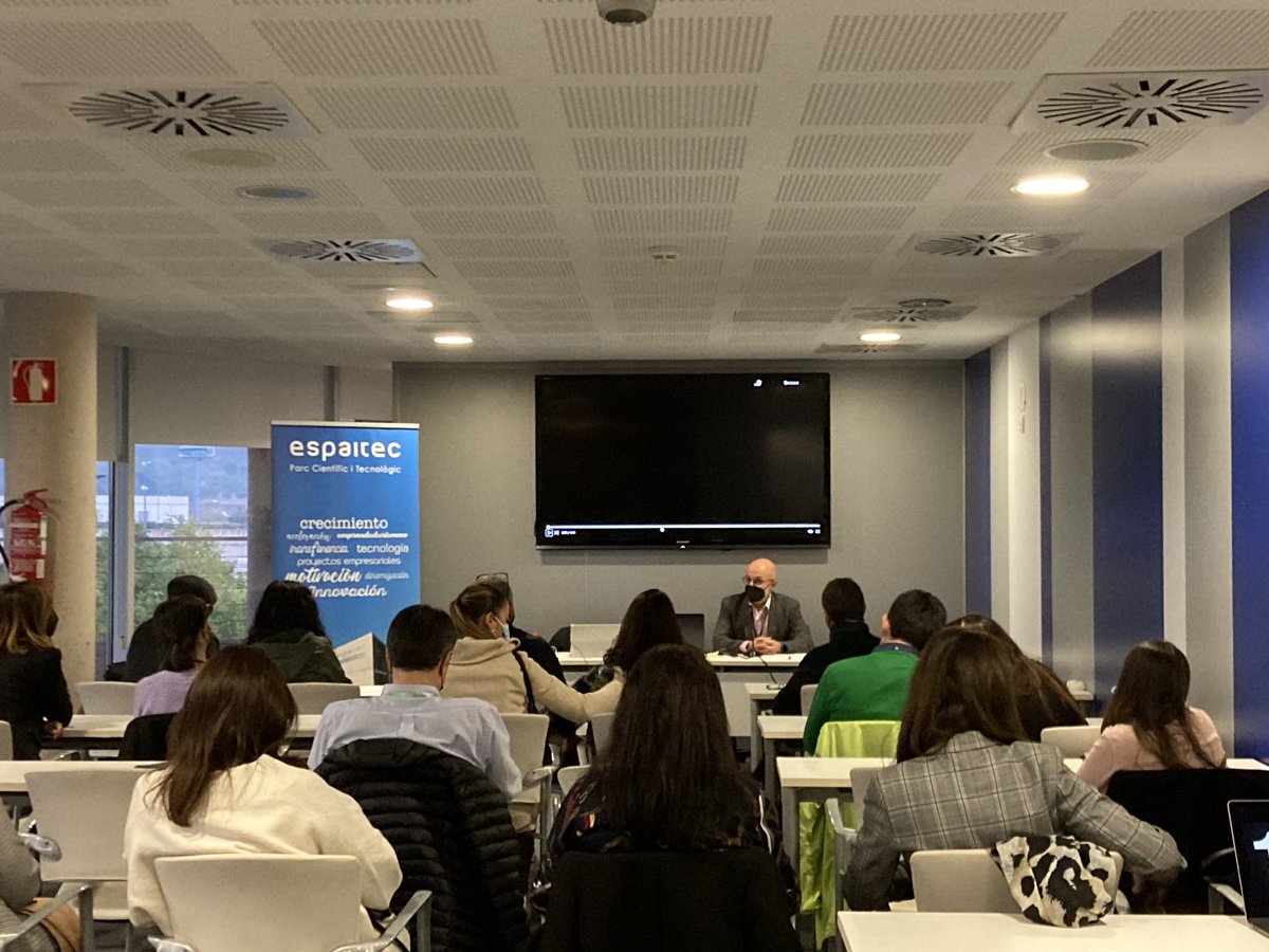 espaitec's tweet photo. 👨🏫Comenzamos el primer taller presencial en #Espaitec con @acornella, fundador de @infonomia y experto en innovación.
🗣Conoceremos las claves de la innovación colaborativa, tanto entre empresas como clientes.
#SomUJI #LosParquesAportan #HubasaService #InnovaciónColaborativa https://t.co/9l5a06jJsg