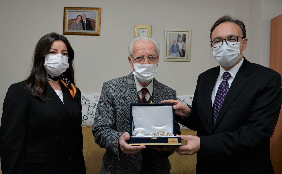 bilecikvaliligi's tweet photo. Vali @Dr_KemalKzlkaya, eşi Nurten Kızılkaya hanımefendi ve İl Milli Eğitim Müdürü Mustafa Sami Akyol ile birlikte 92 yaşındaki emekli öğretmen Kadir Çınar'ı evinde ziyaret ederek, #24KasımÖğretmelerGünü'nü kutladı. https://t.co/PeMtwzJZRY