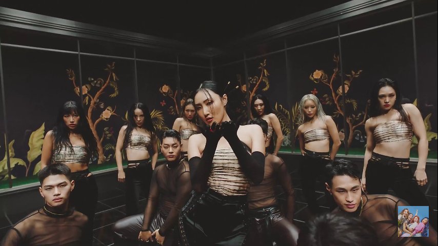 ParaBiast's tweet photo. Cierro hilo con estas tomas que me dejaron en shock

#ImA빛MusicVideo
#HwasaComeback  #Hwasa https://t.co/xlrYcS1kDh
