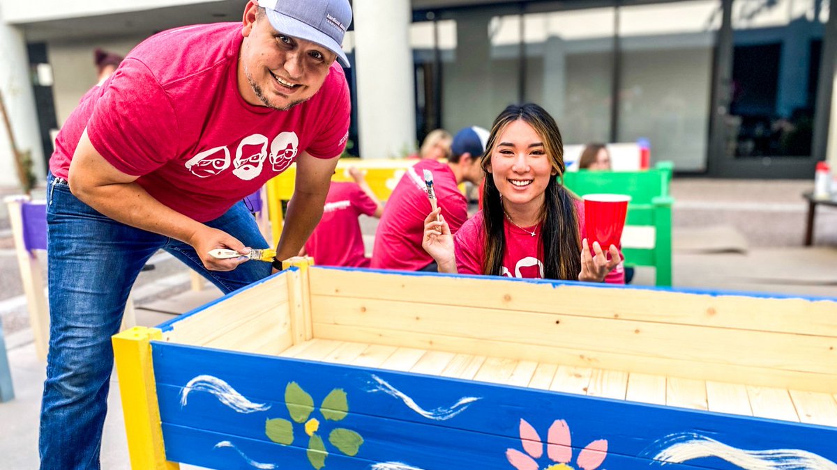 myvsuw's tweet photo. The teams at @KitchellCos and @hdcPHOENIX leverage their building skills on and off the construction site. A group of talented team members constructed and painted garden beds that were delivered to our friends at Academia del Pueblo and CASA Academy. 🎨 Thank you! 🔨 https://t.co/3onFWbVbOR
