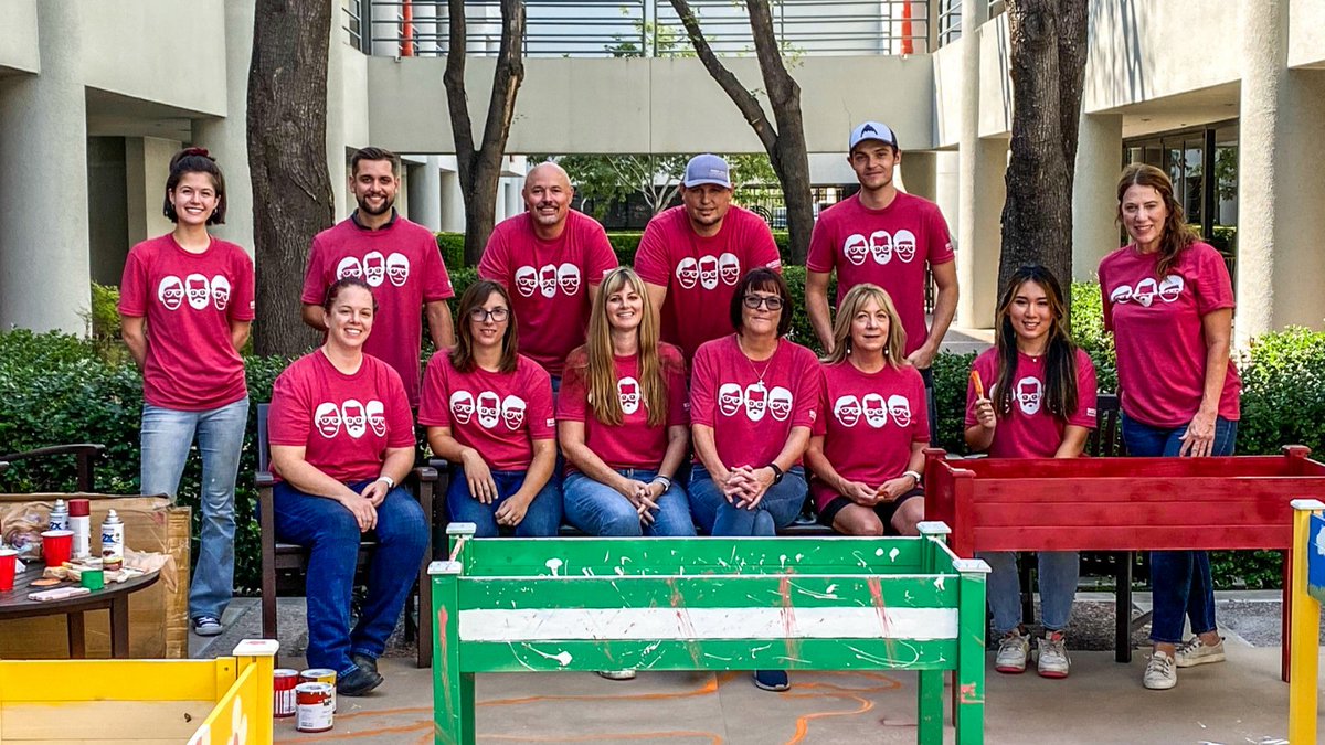 myvsuw's tweet photo. The teams at @KitchellCos and @hdcPHOENIX leverage their building skills on and off the construction site. A group of talented team members constructed and painted garden beds that were delivered to our friends at Academia del Pueblo and CASA Academy. 🎨 Thank you! 🔨 https://t.co/3onFWbVbOR