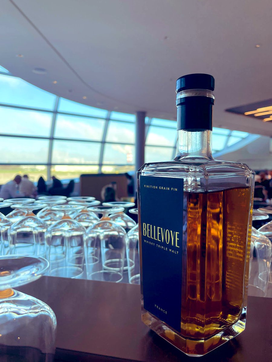 airplusnews's tweet photo. 🥃 🇫🇷 Air France invite jusqu’à dimanche ses clients du salon Business du terminal 2F à une dégustation de whisky Bellevoye.

▫️Bellevoye, c’est LA référence du whisky triple malt français ! 100% des composants, y compris l’orge, sont intégralement produits dans l’Hexagone. https://t.co/a9BsvWk9qB