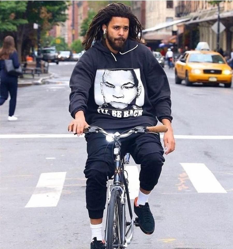 LustSierra's tweet photo. Rapper J. Cole is worth $117 million dollars. He rides around on a bike with no guns, and no security, and no one bothers him.

He's not stuntin. He's not flossin. He's not messin with other guys' girlfriends. He's not mocking guys who are less fortunate.

He's humble. https://t.co/G3L4HhayKg