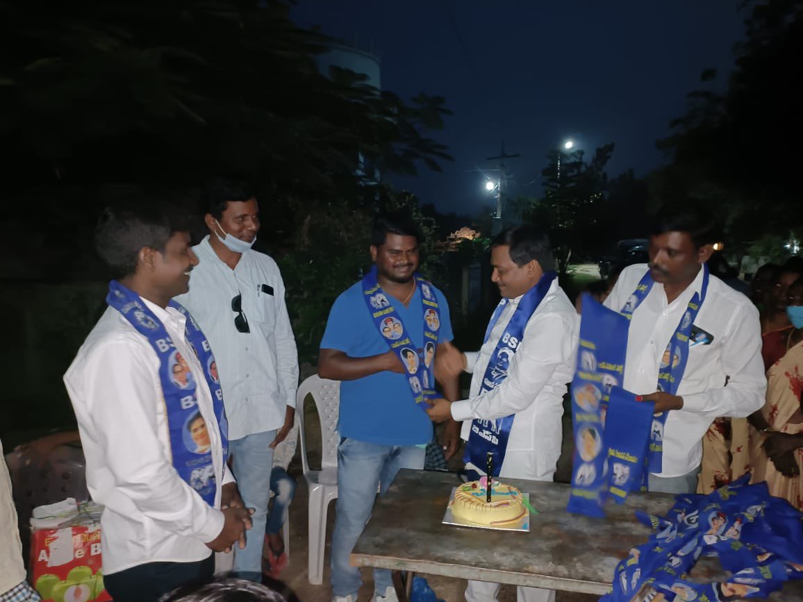 AshokRapaka4's tweet photo. *వేగురుపల్లి గ్రామంలో భారీగా BSP లో చేరికలు*
*డాక్టర్ RS ప్రవీణ్ కుమార్ సార్ గారి పుట్టినరోజు వేడుకలు వేగురుపల్లి గ్రామంలో BSP నాయకులు “ స్వామీ ,AKHIL DUBAI, ప్రసాద్ “ఆధ్వర్యంలో ఘనంగా నిర్వహించారు. ముఖ్య అతిథులుగా బీఎస్పీ కరీంనగర్ జిల్లా అధ్యక్షులు అడ్వకేట్ నిషాని రామచంద్రం గారు https://t.co/yg6EPyO1Te