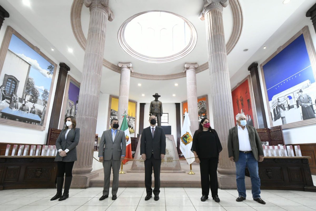 SegobCoahuila's tweet photo. El cumplimiento de la Constitución, el Secretario @F_DeLasFuentes entregó en tiempo y forma el 4º Informe de Resultados del Gobernador @mrikelme a @EduardoOlmosC, Presidente de la junta de Gobierno del @CongresodeCoah. https://t.co/tTJhwSTM0f