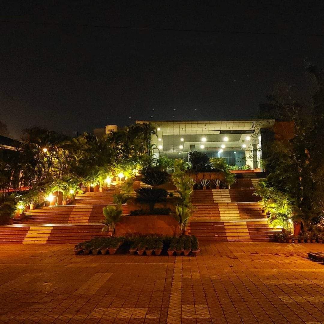 Check out the spectacular entrance to our building 😍.

#ksombbsr #bschool #InstitutionofEminence  #nightphotography #nightshots #SuperMBA #BBA