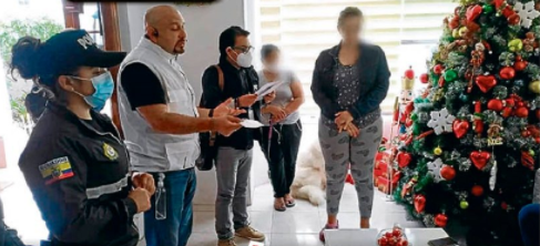 lahistoriaec's tweet photo. Fajos de billetes. La @FiscaliaEcuador allanó prefectura de Santo Domingo y casa de la prefecta Johanna Núñez, por investigación de peculado en ampliación de vía. En caja fuerte de su domicilio encontraron $75.000 en efectivo. Ella dice que es persecución y violencia de género. https://t.co/AFDfPvdntf