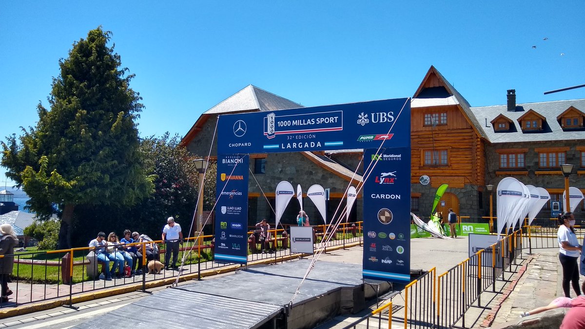 elpietrobrc's tweet photo. Gran momento para estar en Bariloche si te gustan los autos clásicos, a las 15hs largan. https://t.co/VWj9fD8wfV