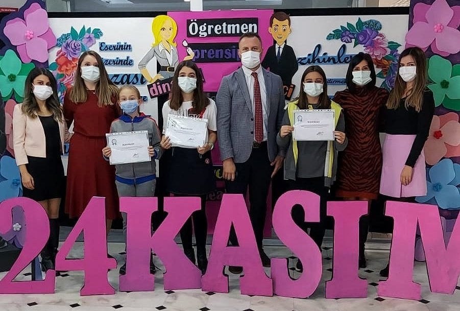 Yolumuzu aydınlatan öğretmenlerimizi bu güzel günde anmak adına  okulumuzda düzenlediğimiz "24 Kasım Öğretmenler Günü” konulu şiir yarışmamızda dereceye giren  öğrencilerimizi tebrik eder, başarılarının devamını dileriz. Atatürk'ün ilkeleri ışığında nice aydınlık günlere... 👩‍🏫👨‍🏫