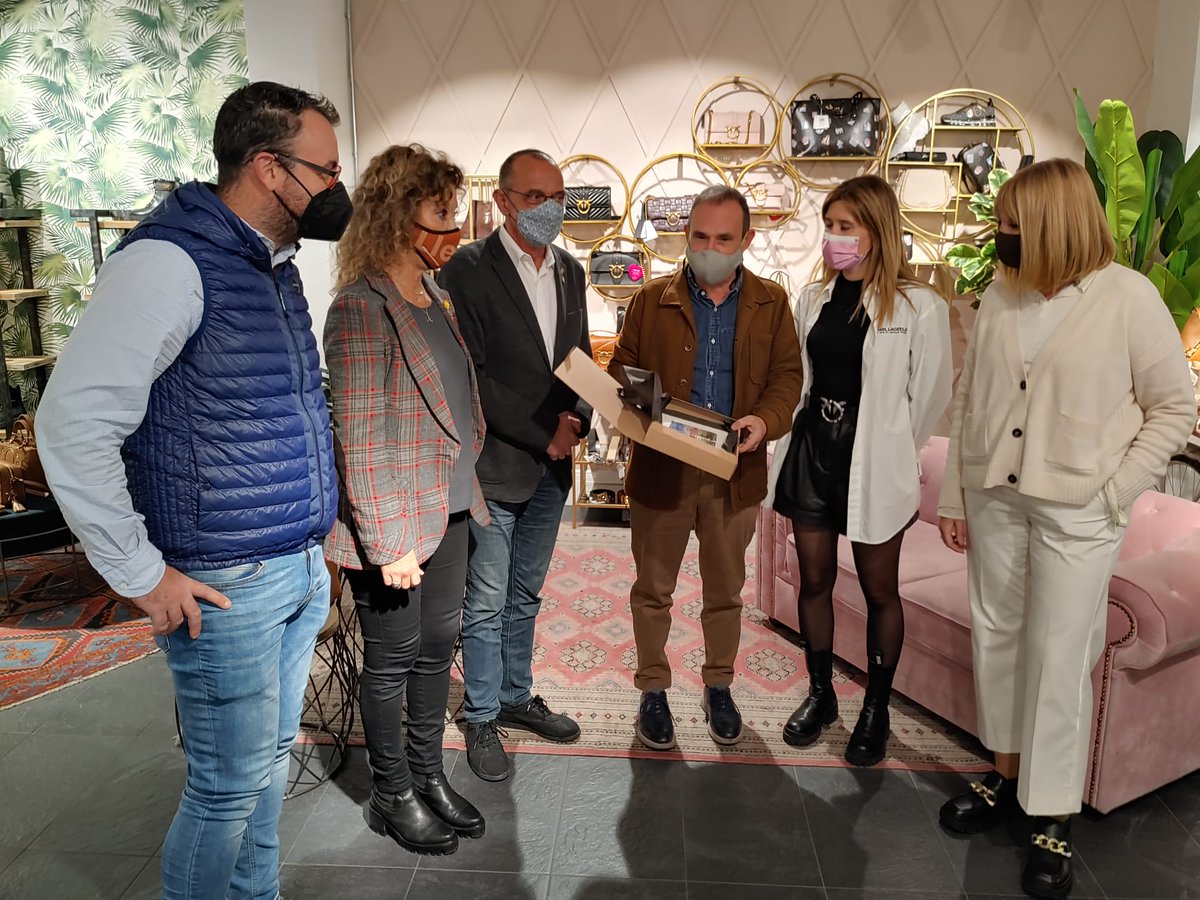 juntsxcatpaeria's tweet photo. També com a regidora de comerç ha visitat l'establiment comercial #Goumar. 60 anys d'història avalen la seva gran trajectòria professional. Moltes felicitats i esperem que pugueu seguir contribuint al comerç de la ciutat com ho heu fet fins ara https://t.co/0xdivGIzMa