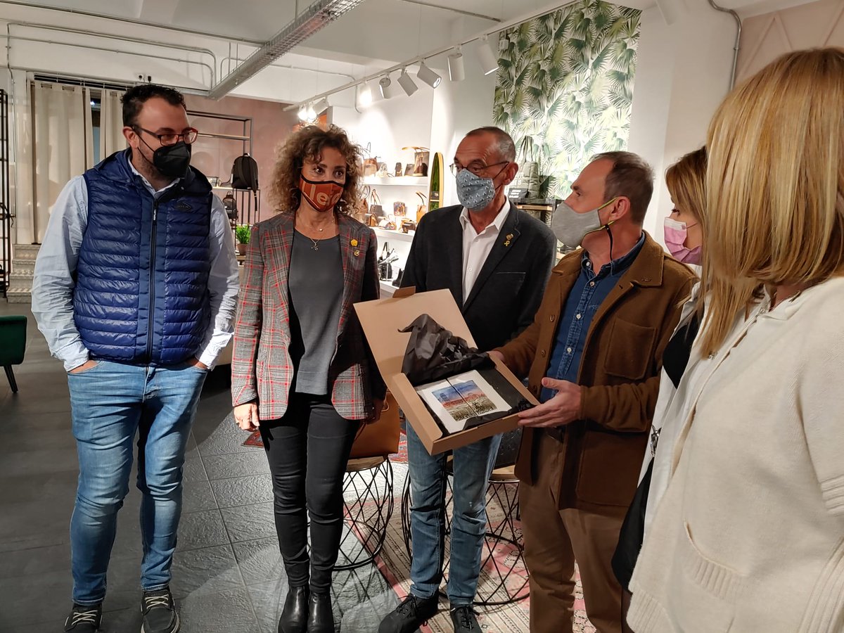juntsxcatpaeria's tweet photo. També com a regidora de comerç ha visitat l'establiment comercial #Goumar. 60 anys d'història avalen la seva gran trajectòria professional. Moltes felicitats i esperem que pugueu seguir contribuint al comerç de la ciutat com ho heu fet fins ara https://t.co/0xdivGIzMa