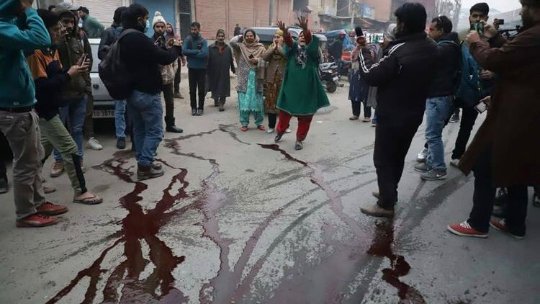 Seashell_108's tweet photo. Log kehta hai ki Kashmir jannat hai,Koi Unsa yeh poucho kya jannat mai aise khoon behta hai.
Yeh Kashmir hai jaha baap ko apna beta ka jinazah uthna pdhta hai, maa ko subha ghr sa nikla wala beta ka chera naseeb nahi hota hai 💔😭
#KashmirBleeds #FakeEncouter #RagbaghEncouter https://t.co/xeof6siEWn