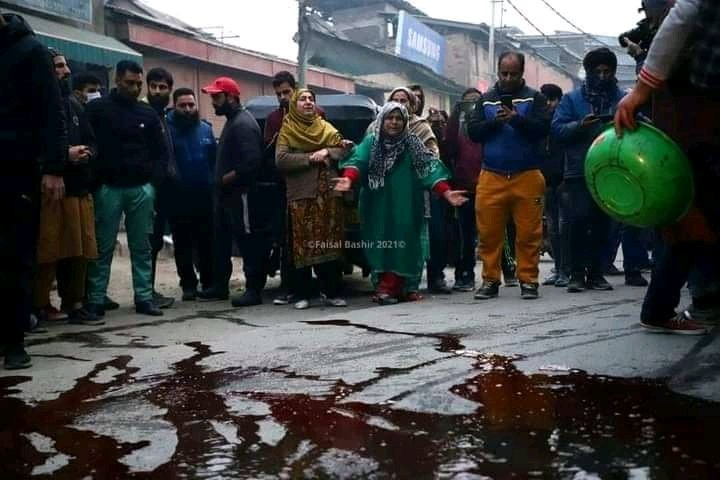 Seashell_108's tweet photo. Log kehta hai ki Kashmir jannat hai,Koi Unsa yeh poucho kya jannat mai aise khoon behta hai.
Yeh Kashmir hai jaha baap ko apna beta ka jinazah uthna pdhta hai, maa ko subha ghr sa nikla wala beta ka chera naseeb nahi hota hai 💔😭
#KashmirBleeds #FakeEncouter #RagbaghEncouter https://t.co/xeof6siEWn