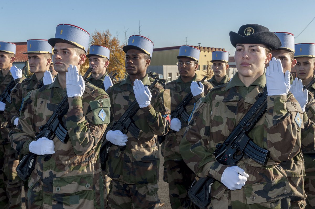 Les élèves sous-officiers de la 353e promotion ont été présentés au drapeau, en présence de leur famille 🇫🇷 Après 2 mois de formation, les élèves se recueillent devant le drapeau et prennent conscience de leur engagement au service de la France.
#SoldatsDeLaNation