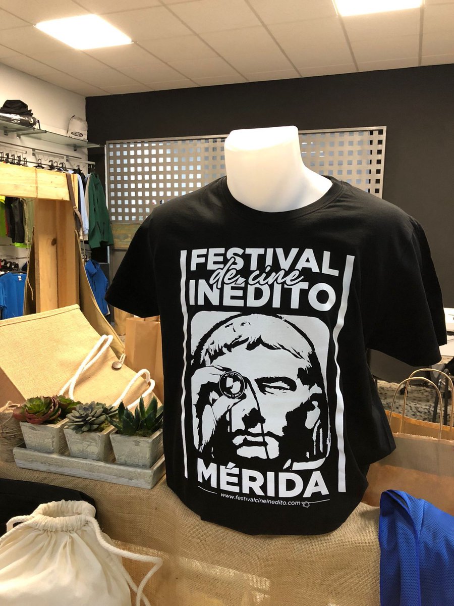 FCIMerida's tweet photo. 💥¡ATENCIÓN!💥
Ya están aquí las nuevas👕del FCIMerida. Se podrán conseguir en Cines Victoria Mérida, antes de las proyecciones. Tenemos todas las tallas de👕y👚 varios colores🖤💙❤️a un precio de5️⃣euros
Además, también tendremos nuestras chapas e imanes 🧲a 1️⃣euro. ¿Os gustan?🤗 https://t.co/02ebQAWuVg