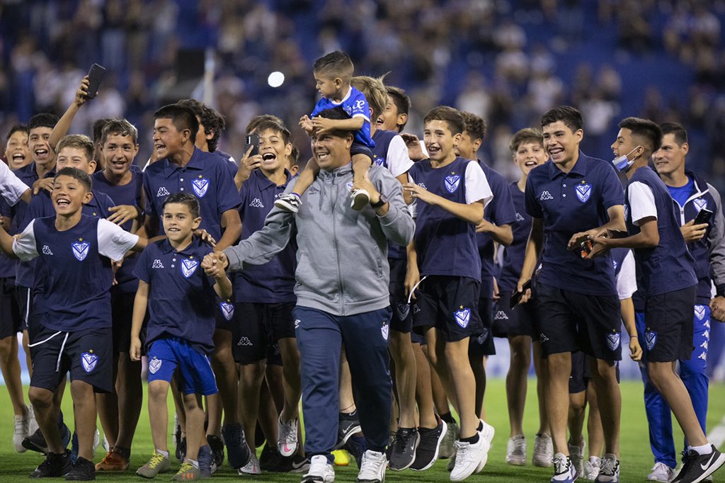 Velez's tweet photo. 👏🏻👏🏻👏🏻

En la previa del encuentro ante Argentinos Juniors, las Categorías 2006 y 2007, junto a la 2009 y 2010, celebraron la obtención de sus respectivos títulos y dieron la vuelta olímpica ante la ovación de los hinchas.

👩🏼‍💻 https://t.co/XZY9wlDFkM

La Fábrica 🏭 https://t.co/1nXGsWhBFH