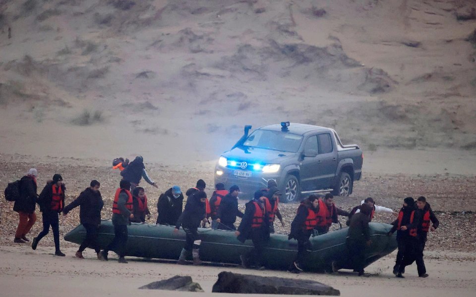 Antipolluters's tweet photo. FRENCH POLICE JUST SPECTATORS TO SMUGGLING
A group of more than 40 migrants were pictured on Tuesday carrying a 30ft inflatable dinghy on the northern French coast near Wimereux as French police appeared to look on and do nothing.
https://t.co/rco9bwjACi https://t.co/FRw4VRTJ3F