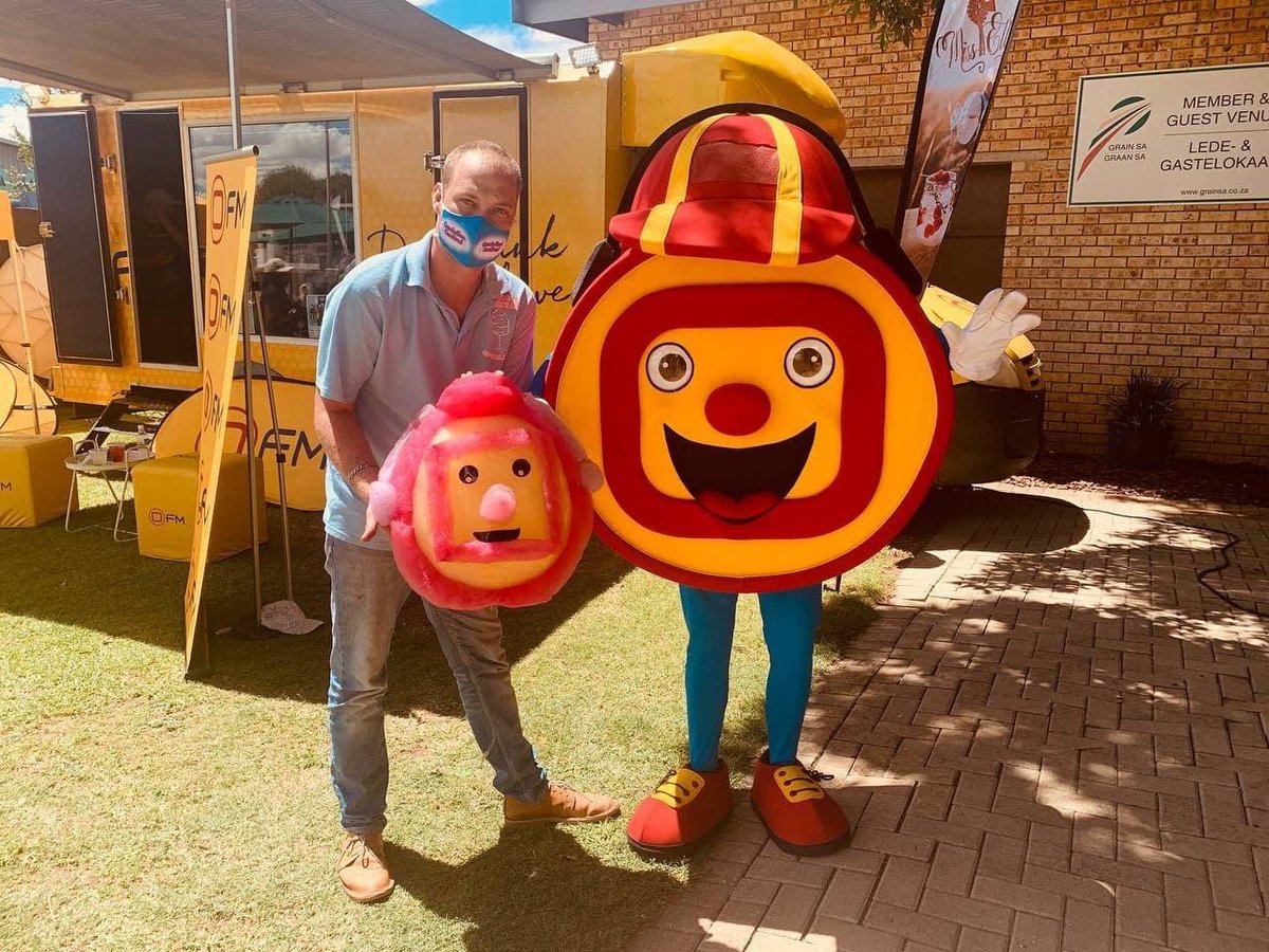 OFMNuus's tweet photo. KYK! Dis nog 'n stroopsoet #OFMOscar, gemaak uit #spookasem! Jy kan nog tot Saterdag jou kom vergaap aan al die lekkernye en geskenke by the OFM Nampo Park Kersmark. Sien uitstallers hier: https://t.co/n30gsdu3w9. #KersmarkOpDiePlatteland #OFM35 #GraanSA https://t.co/tON3eDAJsC