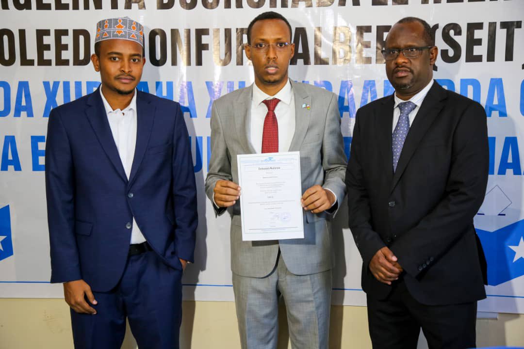 hagi_koble's tweet photo. Waxaan si rasmi ah uga guddoomay Guddiga Hirgelinta Doorashooyinka Koonfur Galbeed Soomaaliya Shahaadada Musharaxnimada Xildhibaan Golaha Shacabka JFS #HOP103 Insha Allah Guul baan rajeynayaa. https://t.co/IYnJjLXbFY