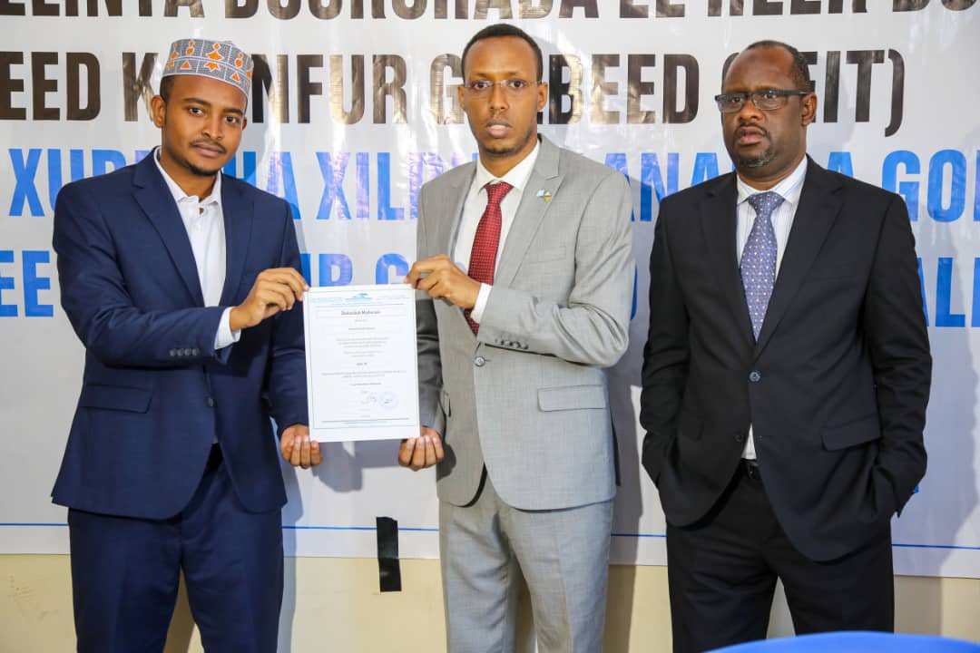 hagi_koble's tweet photo. Waxaan si rasmi ah uga guddoomay Guddiga Hirgelinta Doorashooyinka Koonfur Galbeed Soomaaliya Shahaadada Musharaxnimada Xildhibaan Golaha Shacabka JFS #HOP103 Insha Allah Guul baan rajeynayaa. https://t.co/IYnJjLXbFY