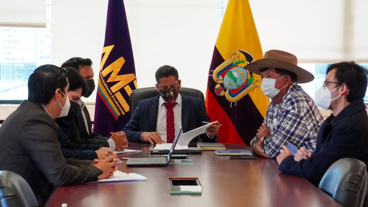 AMEcuador's tweet photo. #AMEgestiona | El Presidente nacional de @AMEcuador, @Franklin_GalaG  mantuvo una reunión de trabajo con @JimmyJumboT Subsecretario de Producción Pecuaria de @AgriculturaEc, con quien se analiza la resolución de @AgrocalidadEC sobre camales que aún no cuentan con certificación. https://t.co/lkvmEBFnnQ