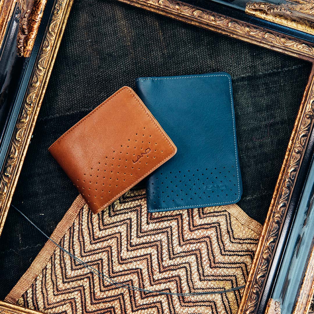 land_leather's tweet photo. Convenience and security is what we seek and our DuPont wallets carry all that and more.
#PassionDiscoversAdventure
#leatherwallets #walletsformen #landleather #leatherlovers #leatherwalletsformen #leatherwallethandmade #luxuryleather #handmadegift https://t.co/ebgyfyxhCE