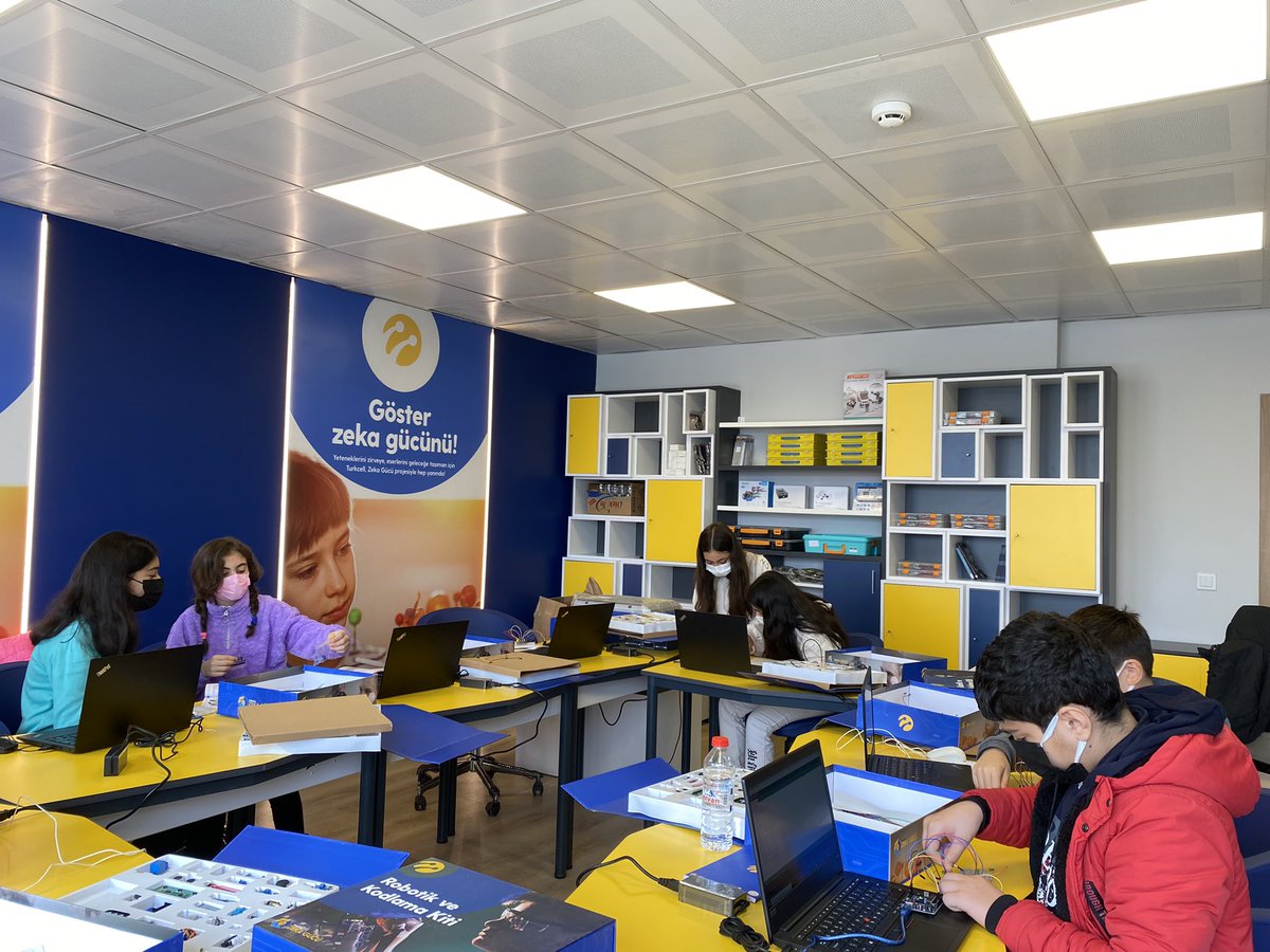 Türkiye’nin doğusundan batısına 42 farklı şehirde açılan Zeka Gücü Laboratuvarları’ndan biri de artık Siirt’te 🥳
Siirt'te gerçekleştirdiğimiz eğitime dair tüm detaylar blog yazımızda:

zekagucu.turkcell.com.tr/zeka-gucunun-y…