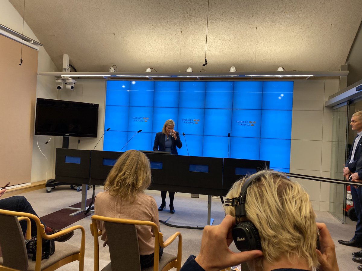 Sveriges första kvinnliga statsminister avgår.
