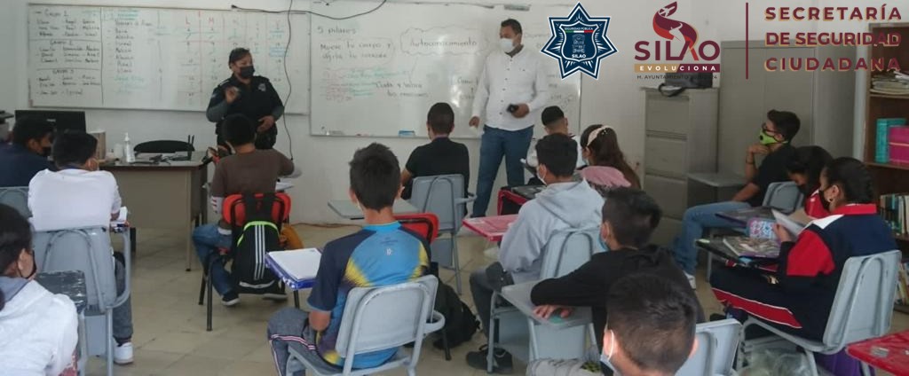 SilaoSP's tweet photo. 🙌 Elementos de la Secretaria de Seguridad Ciudadana, pertenecientes al grupo de @PrevencionSilao, imparten platicas de "Autoconocimiento" en la Telesecundaria 172 de la comunidad de Chichimequillas. 📖

👉 Con estas acciones #SilaoEvolucionaPorTi.

 #SilaoEvoluciona https://t.co/cUlcksHs4W