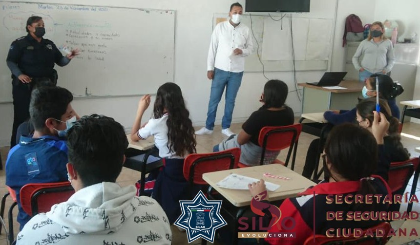 SilaoSP's tweet photo. 🙌 Elementos de la Secretaria de Seguridad Ciudadana, pertenecientes al grupo de @PrevencionSilao, imparten platicas de "Autoconocimiento" en la Telesecundaria 172 de la comunidad de Chichimequillas. 📖

👉 Con estas acciones #SilaoEvolucionaPorTi.

 #SilaoEvoluciona https://t.co/cUlcksHs4W