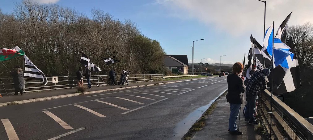 Yes_Kernow's tweet photo. High on the bridge over all four lanes of the busy A30 and people loved it!
Website: https://t.co/22qdAwfr2U
Facebook: https://t.co/rBlNE0ezjE…
Email: yes.kernow@gmail.com
#YesKernow #IndyCornwall #Anserghogeth https://t.co/MyFESz6Jk0
