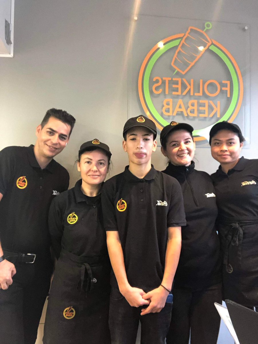 folketskebab's tweet photo. Operasjon Dagsverk er en årlig hjelpeaksjon for norsk skoleungdom som organiseres av Elevorganisasjonen. 
I mange år har vi hentet inn ungdom som ønsker å jobbe hos oss. Disse bildene er fra årets to ungdommer👏🏼😍🤝 https://t.co/Jlsycv9izi