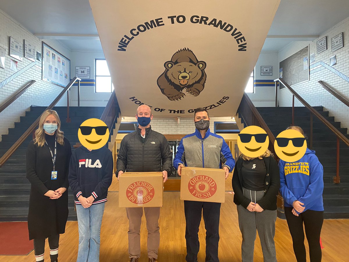 Thanks so much to Bite of Brant and Brant Food for Thought for the apples for all of our Grandview students. Continuing our Wellness Wednesday activities! <a href="/BrantFFT/">Brant Food For Thought</a> <a href="/GEDSB/">Grand Erie District School Board</a>