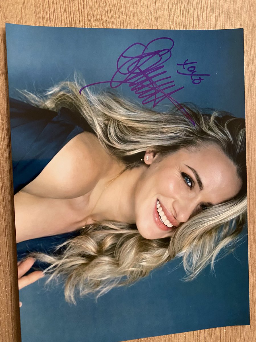 DreamitCon's tweet photo. #Autographwednesday Win an autograph from Shantel! Follow us , RT the tweet and tag 2 friends! // Gagne un autographe de Shantel! Suis nous, RT le tweet et tague 2 amis! https://t.co/3B0EqS5dak