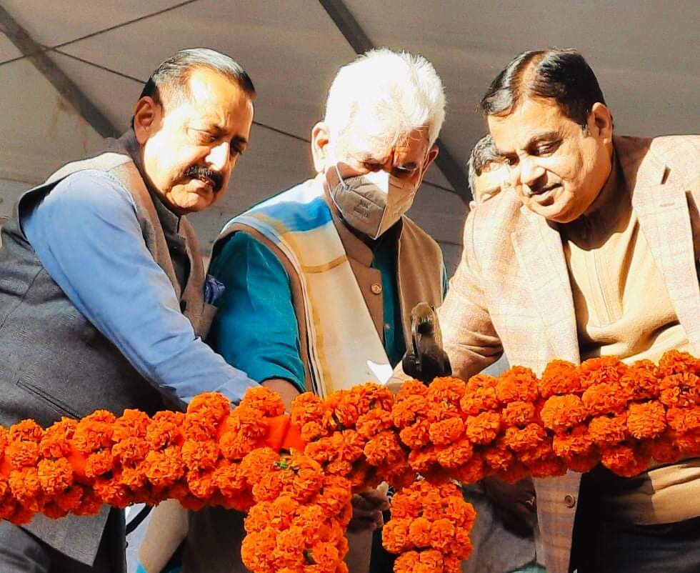 swarn_veer's tweet photo. #Foundation_stone_laid for
#25_National_Highway_Projects of Cost
Rs 11721Cr. by Shri @nitin_gadkari Ji
Most of these projects are in #Erstwhile_Doda.
Credit goes to @DrJitendraSingh Ji.
@PMOIndia @manojsinha_ @OfficeOfNG https://t.co/8Ucn9miSkQ
