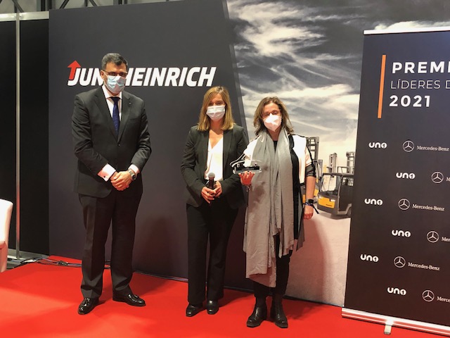 UNOlogistica's tweet photo. El Premio UNO al LÍDER de la Logística Sostenible 2021 es para @Nestle_es ¡Enhorabuena!
Entrega Andrés Orejón @MBFurgonetas y lo recogen Eva Jiménez, Head of Physical Logistics @Nestle_es; y Marta Artieda, Head of Distribution HUB @Nestle_es 
#PremiosUNO #Líderesdelalogística https://t.co/Wg7f5w7LKs