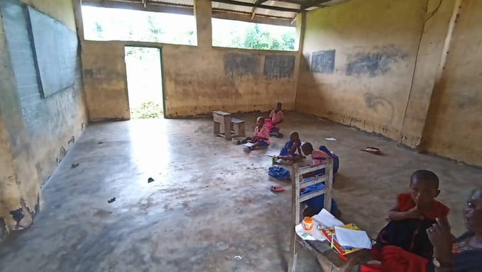 abacityblog's tweet photo. Abia Community School where Pupils Seat on bare floor to learn
Akpaa community primary school, Umuohia, Osokwa Osisioma LGA, Abia State - is where pupils sit on bare floor to learn.
#abacityblog https://t.co/qHyyuAHbKc